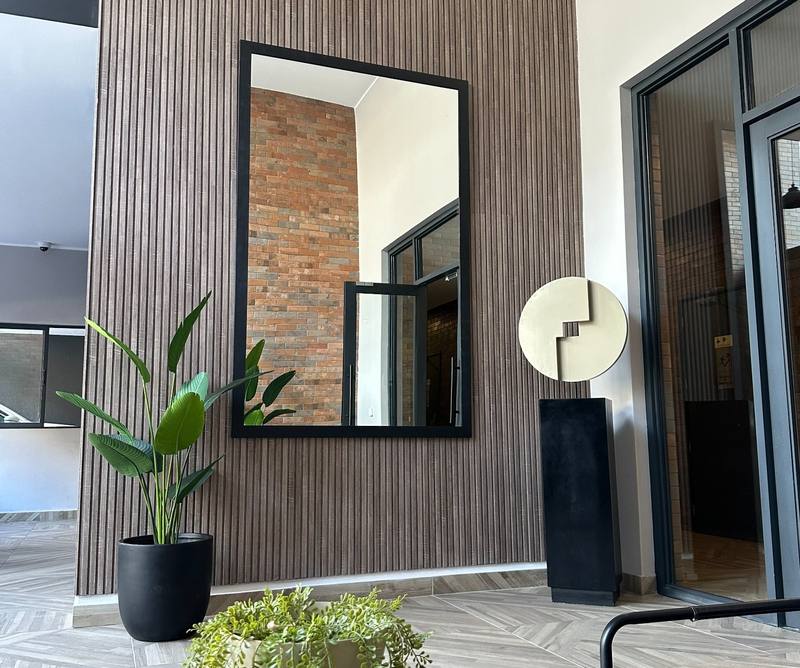 Hall residencial con revestimiento de madera terminado