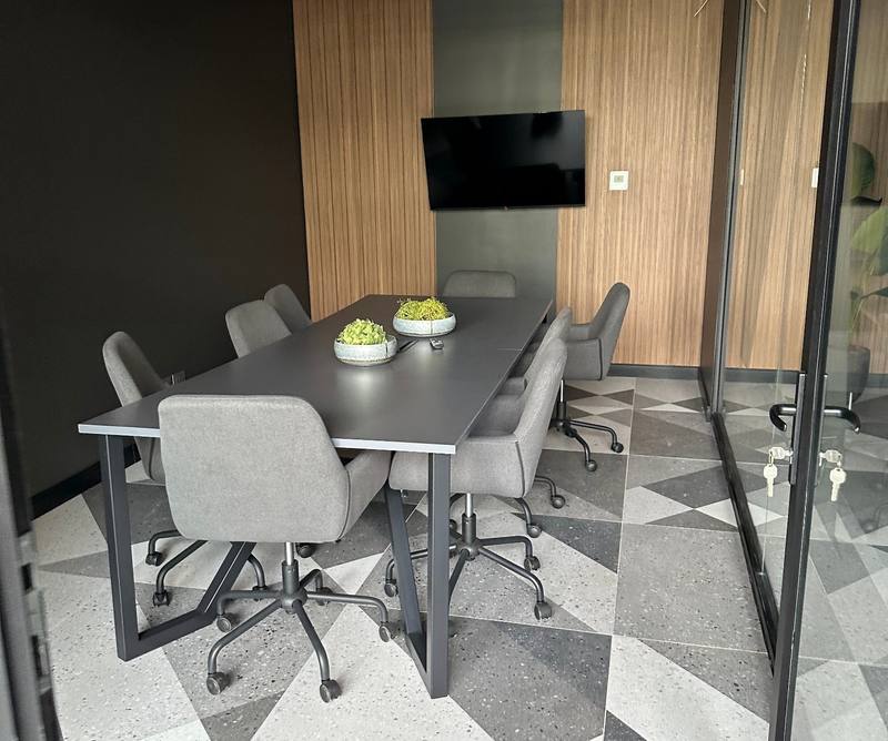Sala de reuniones corporativa terminada